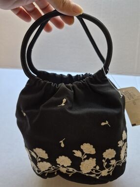 2003 Ann Taylor NWT Black and white Floral Embroidered small handbag